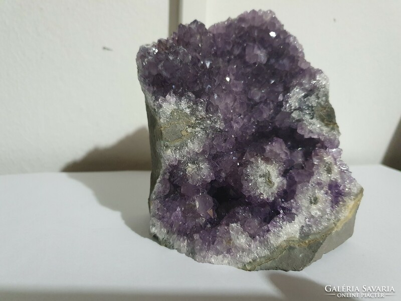Amethyst mineral drusen