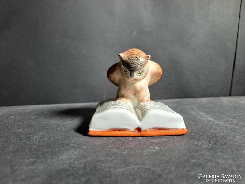 Reading owl, hand painted - height: 6.5 cm - width: 7 cm