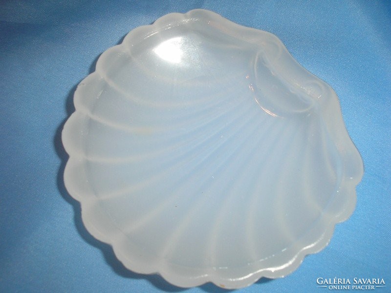 Shell-shaped, thick opal glass flawless ring holder
