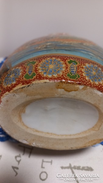Régi XX.sz. második feléből készült porcelán váza, keleti jelenet ábrázolással,aranyozott díszítés