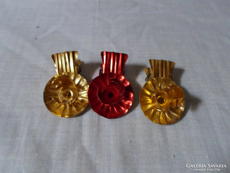 Retro karácsonyfadísz: fém gyertyatartó, gyertyacsipesz 1. (piros, arany)
