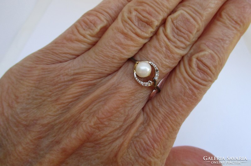 Beautiful silver ring with real pearl decoration