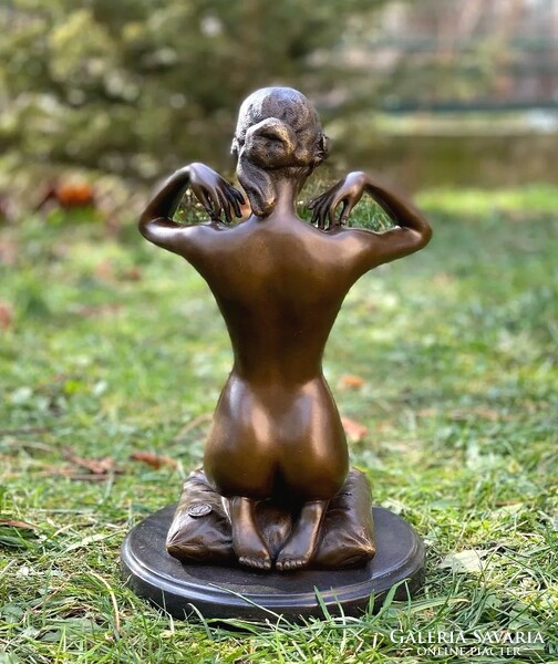 Ajándékot kapott női akt - bronz szobor műalkotás