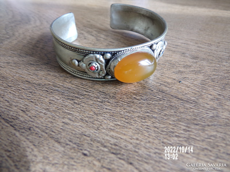 A wonderful silver-plated bracelet with amber
