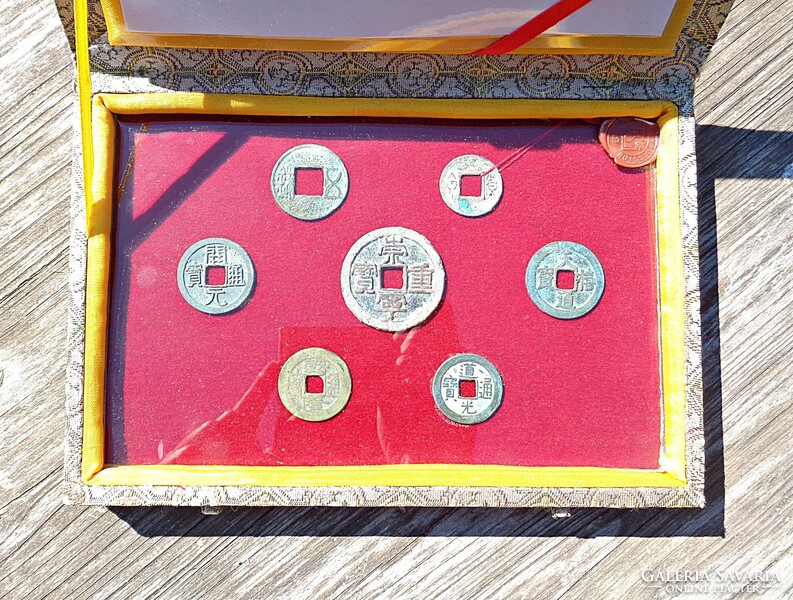 7 db. régi kínai érme üveglap mögött, párnázott dobozában