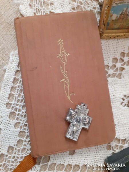 Régi német keresztény hagyaték imakönyvek  ereklyékkel kis kézzel készített mirtusz koszorú