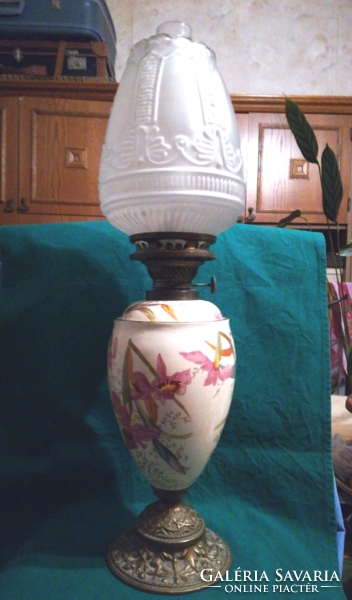 Faience tulip-shaped kerosene lamp
