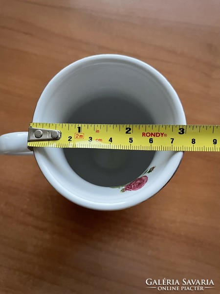 Gyönyörűséges körben rózsás bögre angol stílusban