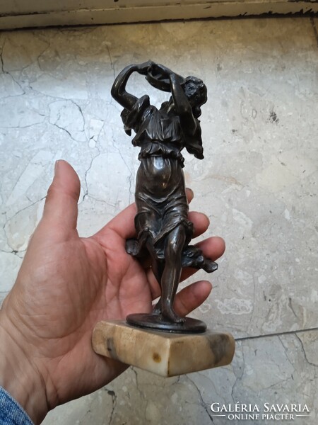 Szecessziós bronz szobor, 18 cm-es nagyságú alkotás.