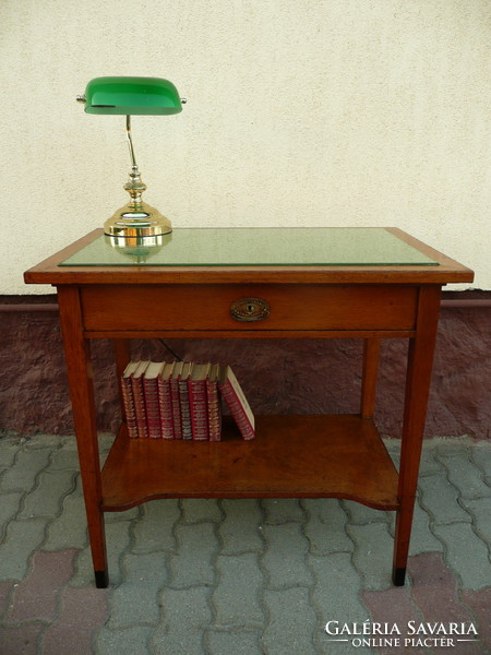AKCIÓ! szecessziós, tömör keményfa, üveg tetejű, alul könyvespolcos íróasztal / laptop asztal