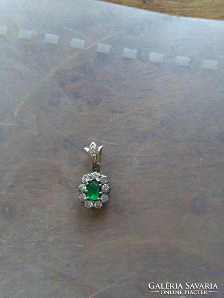 14 carat gold pendant with a large emerald and 9 old-cut diamond stones (0.9 carat) around it