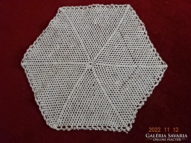Crocheted hexagonal tablecloth from the 50s. Size 19 x 19 cm. He has! Jokai.