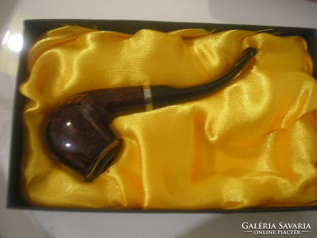 K Dísz selyem bélésű dobozban érdekes két funkciójú pipa eladó jelenleg egy bemutató cigerettával