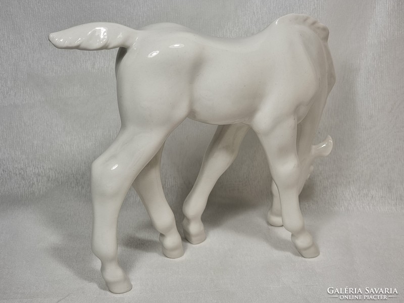 Gyönyörű Lomonosov orosz/szovjet festetlen  porcelán ló figura, XX.század második fele.