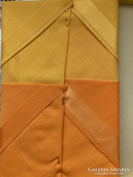Monogramos hímzett sárga női zsebkendő