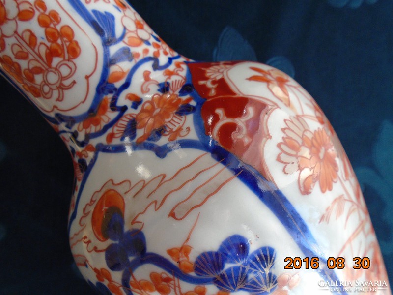 1890 Imari Meiji Japanese vase with gold contoured butterfly flowers