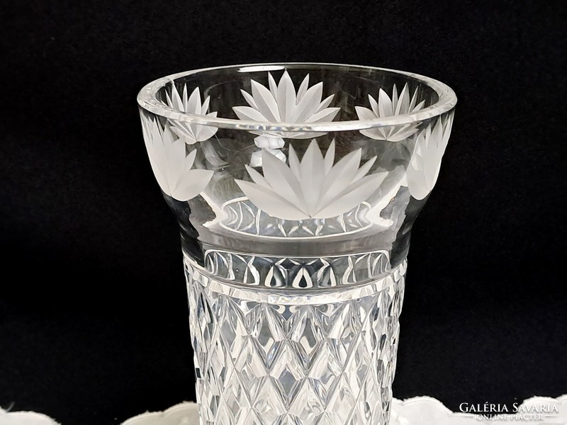 Csiszolt kristály váza legyezős mintával 15 cm magas