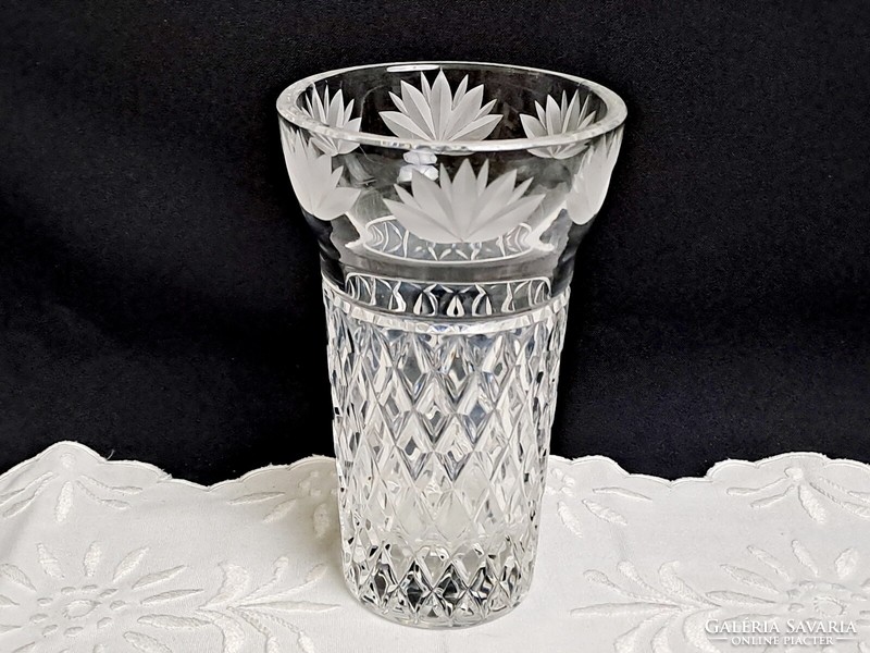 Csiszolt kristály váza legyezős mintával 15 cm magas