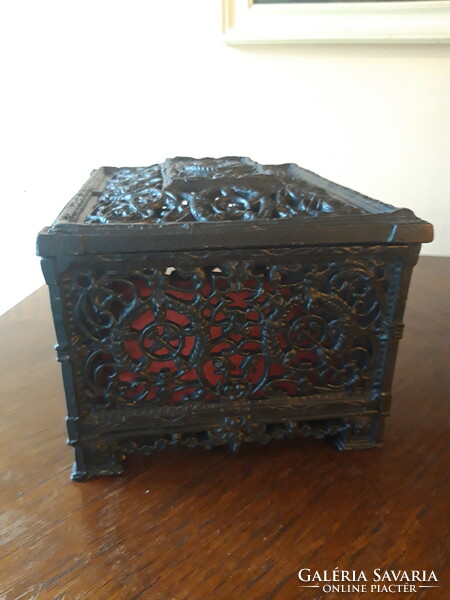 Old chiseled jewelry chest / box