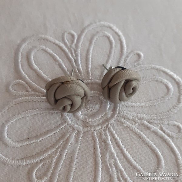 Gray leather rose earrings