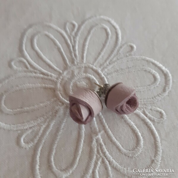 Pale purple leather rose earrings