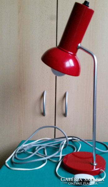 Formatervezett piros retro asztali lámpa