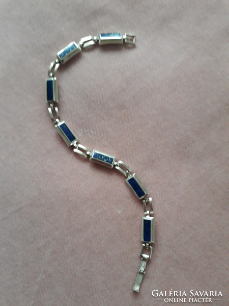 Silver bracelet with lapis lazuli