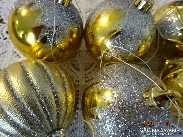 Karácsonyi üveggömb 5 darab arany színű és egy darab műanyag, átmérője 6 cm. Vanneki!