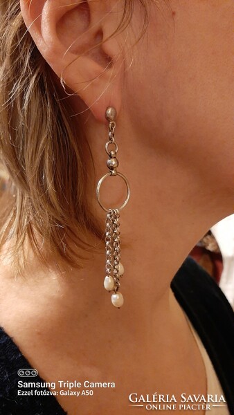 Ezüst fülbevaló  tenyésztett gyöngyökkel( igazgyönggyel )  9 cm hosszu( 13,6 gramm,fiatalos viselet-
