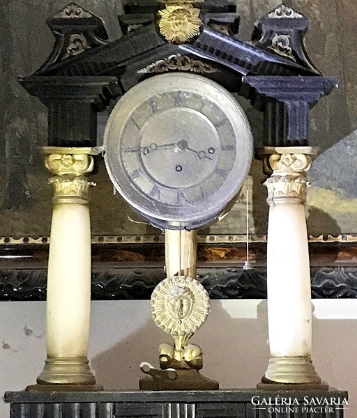 Antique mantel clock with alabaster columns - in need of restoration as shown in the pictures, but in good condition