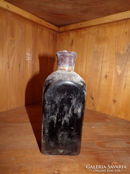 Four-liter pints bottle decorated with the coat of arms of the Vay family and filled with Tokaj wine