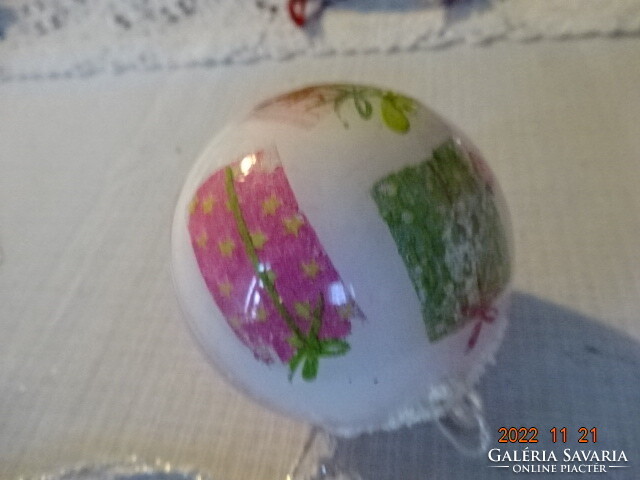 Christmas ball, plastic, diameter 6 cm, decorated with gift packages. He has!