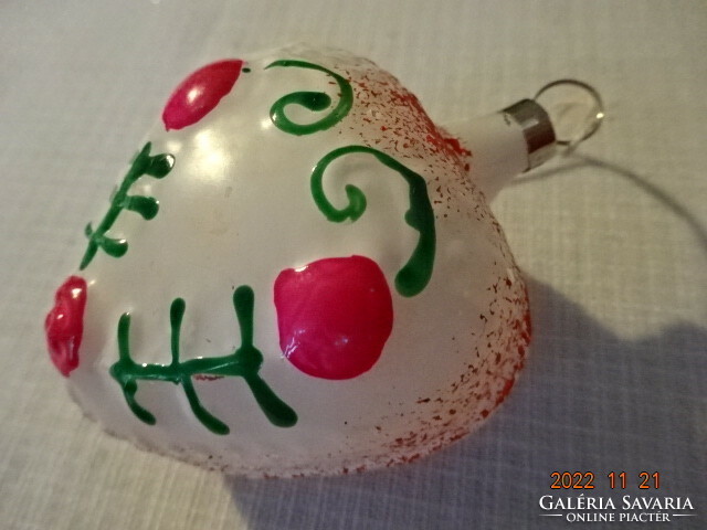Christmas ornament, heart-shaped, size 5.5 x 5.5 cm. He has!