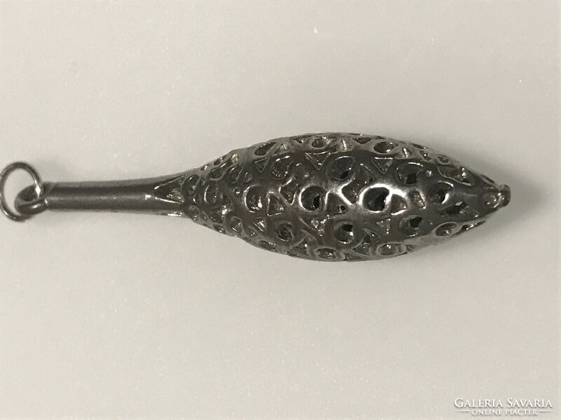 Buzogány alakú ezüst medál, 5,5 cm hosszú