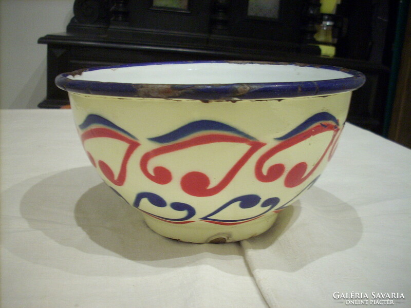 Enameled bowl, table centre
