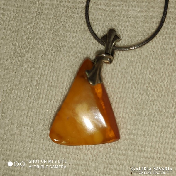 Silver necklace with yellow amber stone pendant