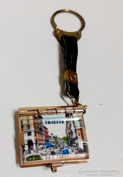 Retro gilded openable book-shaped key ring with 7 Florence skylines on it