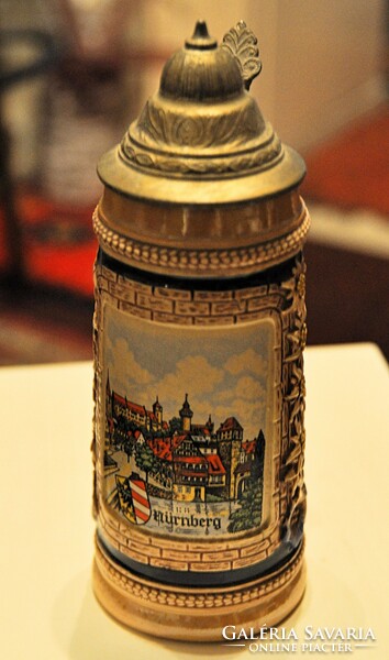 Német sörös korsó fedéllel Nürnberg régi városképével - porcelán