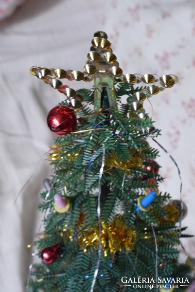 Régi retro Karácsonyfa díszített mini díszekkel mini műfenyő 41 x 26 cm