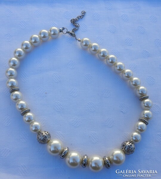 Vintage string of pearls with metal inserts