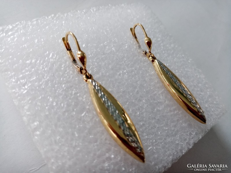 Sparkling gold earrings