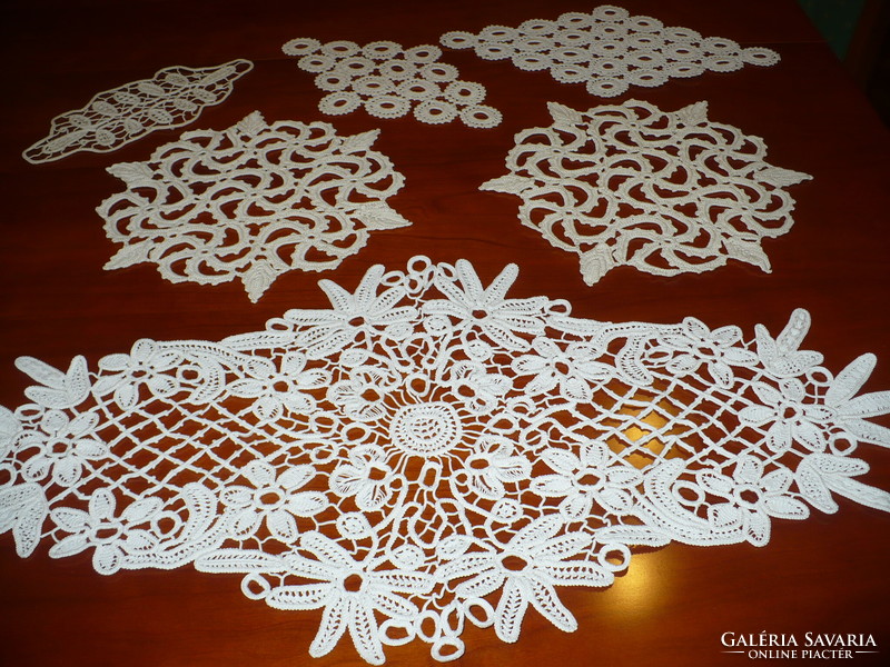 More than 30 lace tablecloths