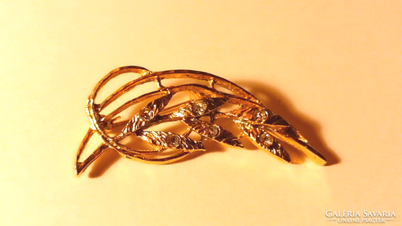 Fire-gilded, decorative leaf brooch 126.