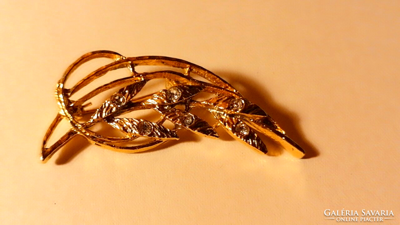 Fire-gilded, decorative leaf brooch 126.