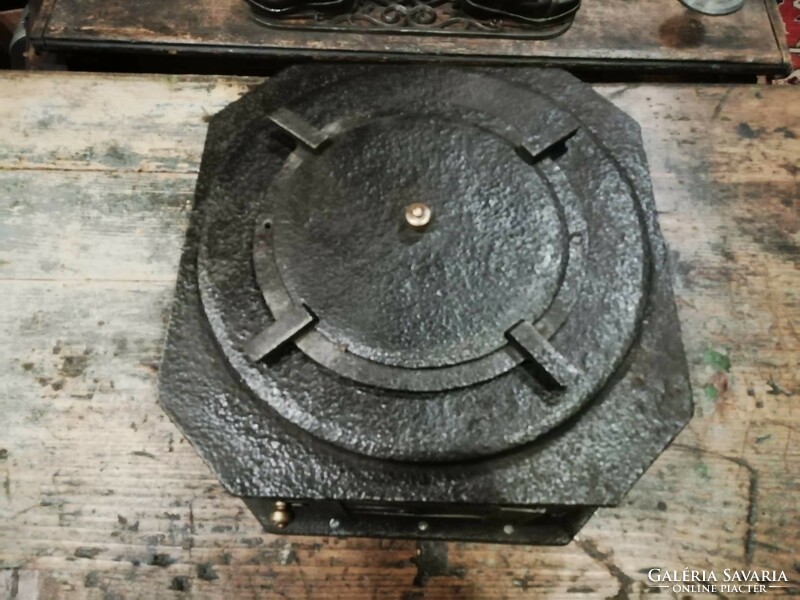 Cast iron stove 19th century small size, for heating or exam work, very special collector's item