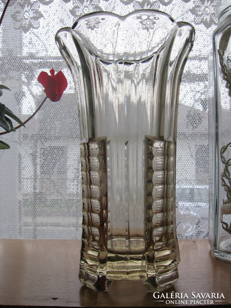 Sklo union r. Schröter j. Inwald rudolfova hut, art deco vase with a yellowish tint