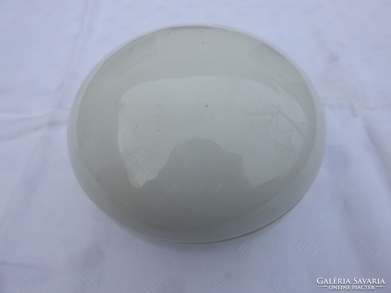 Fehér lapított gömb alakú porcelán cukortartó bonbonier