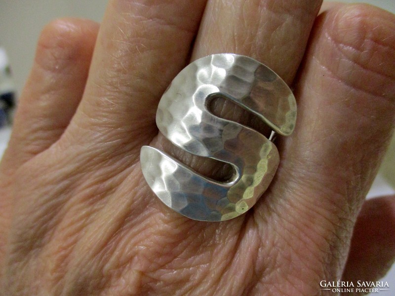 Szépséges magyar  kalapált kézműves ezüstgyűrű
