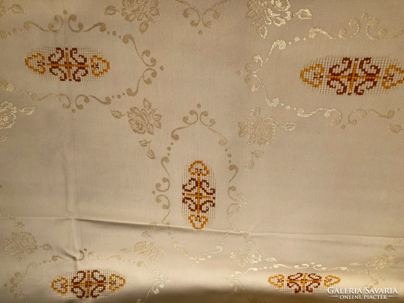 Damask tablecloth with embroidered inserts
