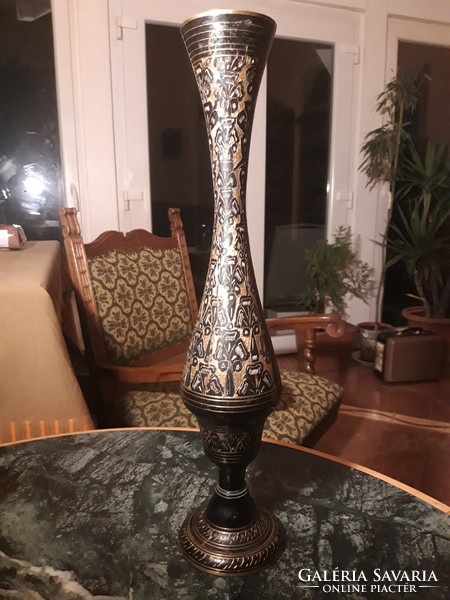 Aranyszínű vésett indiai réz váza - 50 cm